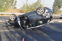 بالصور: إصابة شخصين بإنقلاب مركبة في مفرق هكيرخ بمدينة الرملة